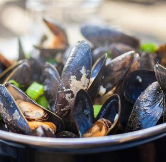 Fresh Mussels at Aerie Lounge